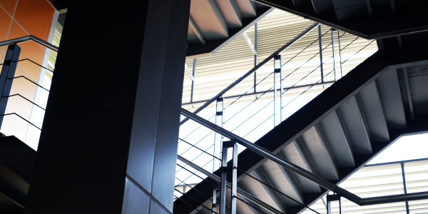 Pintar Fachadas de Empresas / Negocios / Locales Comerciales en Huesca · Pintado de Escaleras